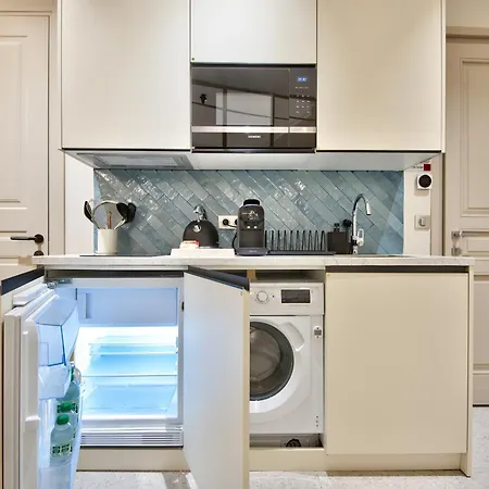 9 Alberti Centre Aparthotel 4*